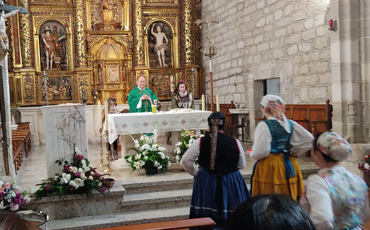 Bailes en honor de Santa Águeda en la iglesia de Tardajos, por parte del grupo de Danzas Virgen de las Aguas