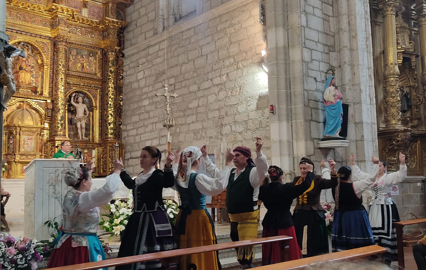 Bailes en honor de Santa Águeda en la iglesia de Tardajos, por parte del grupo de Danzas Virgen de las Aguas