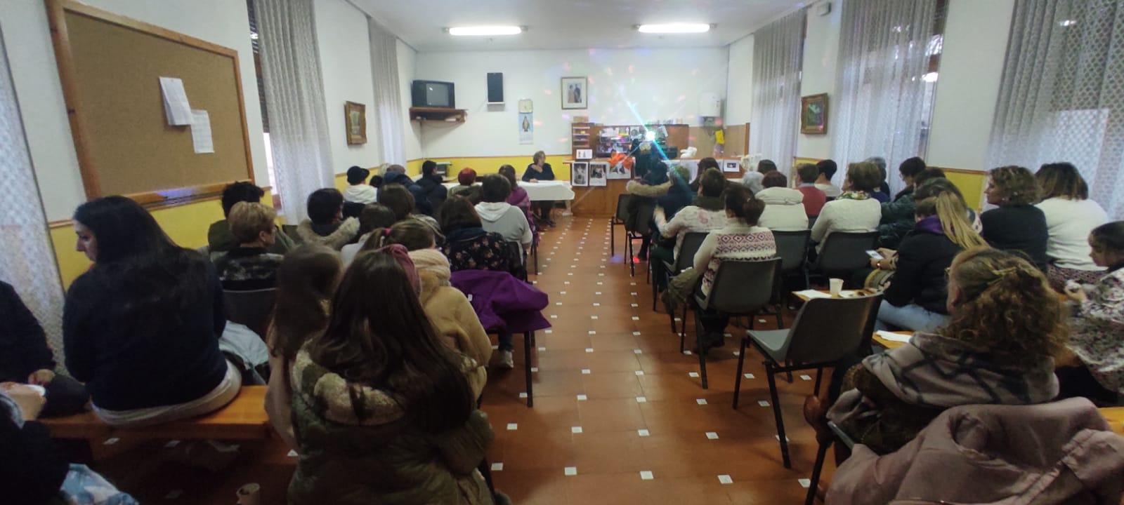 Plano general del café tertulia en la sala del Ayuntamiento de Tardajos.
