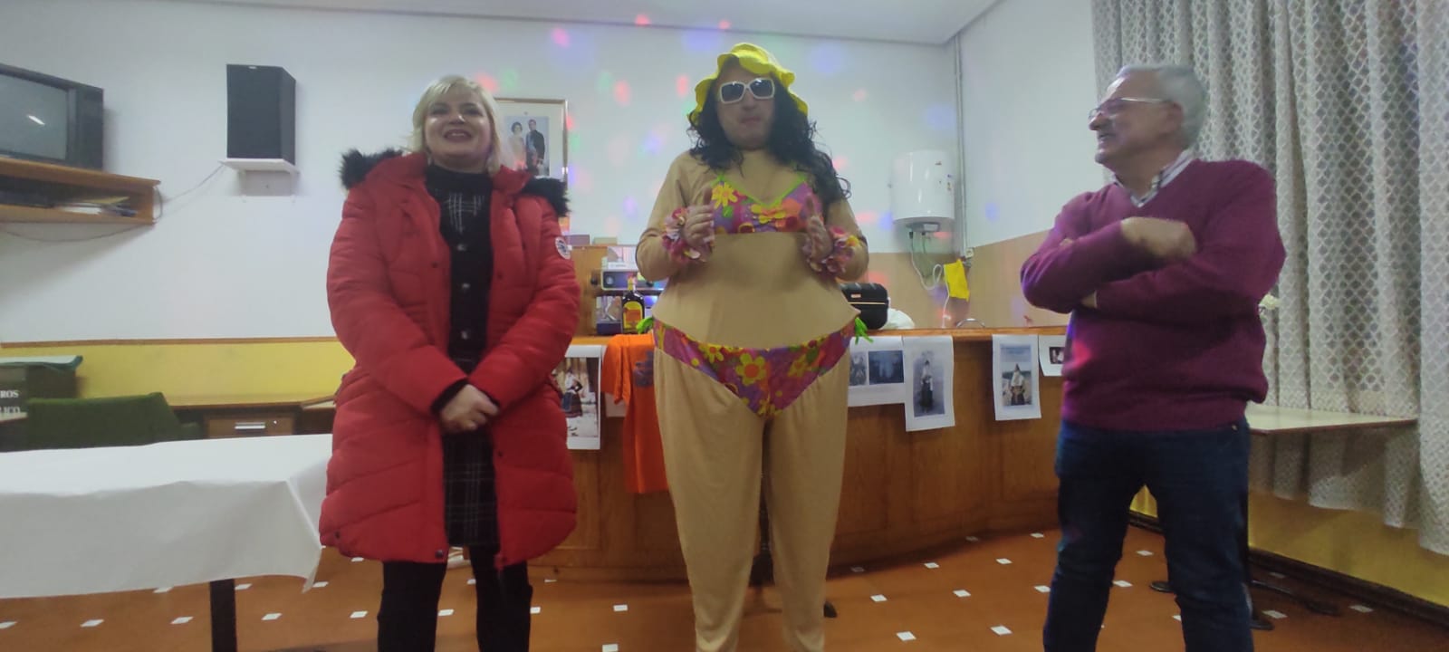 Imagen del humorista Toñín en plena actuación con 2 personas del público.