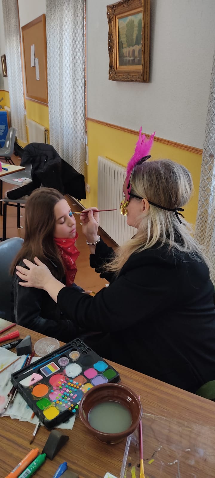 Monitora del taller realizando un maquillaje