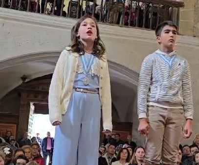 Gimena y Matías recitando el verso