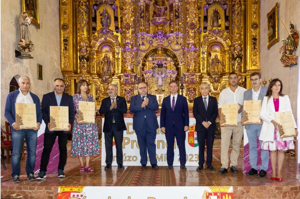 FOTO DE LAURA PUENTE CON AUTORIDADES Y EL RESTO DE MUNICIPIOS PREMIADOS