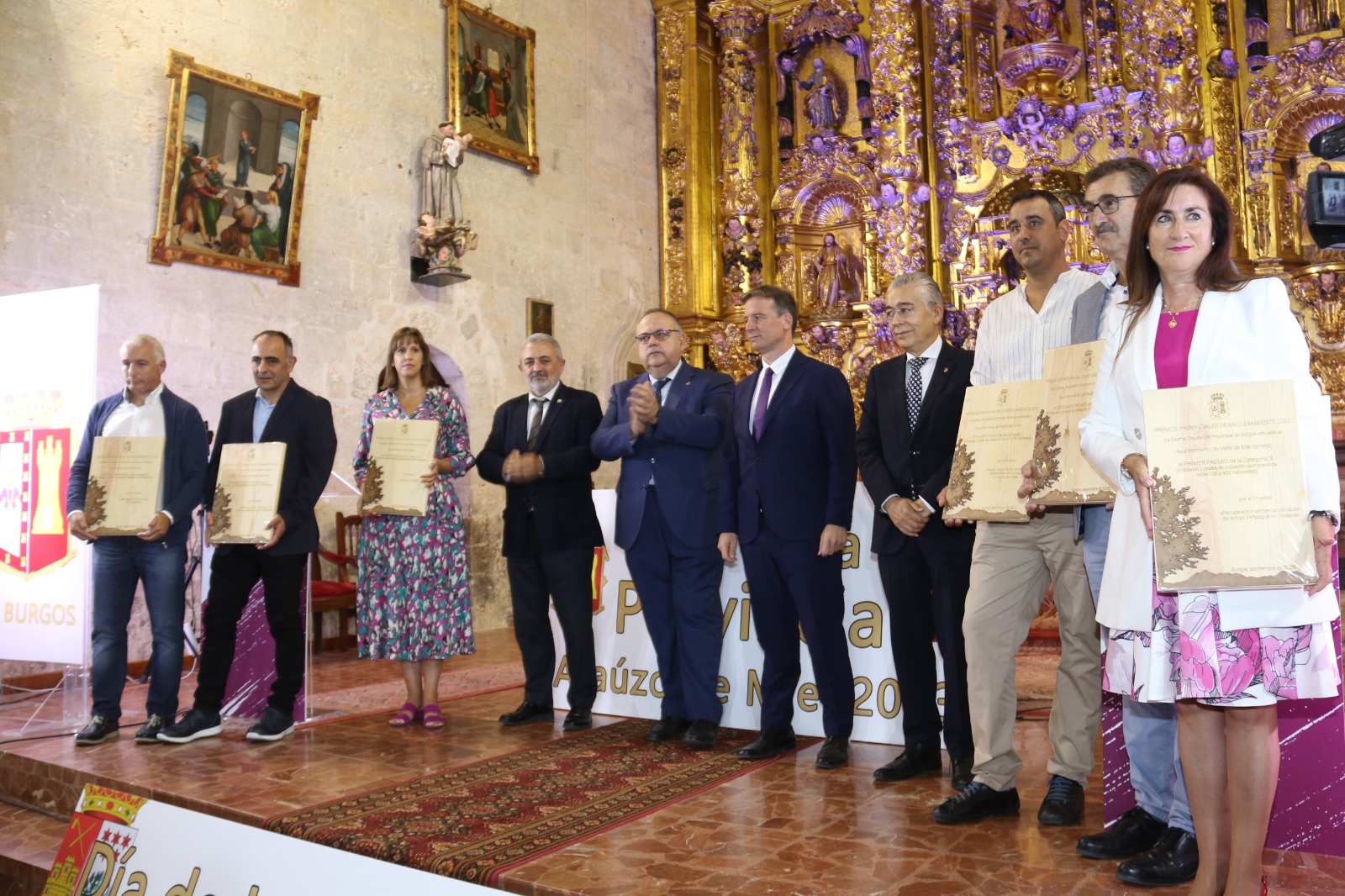 FOTO DE LAURA PUENTE CON AUTORIDADES Y EL RESTO DE MUNICIPIOS PREMIADOS